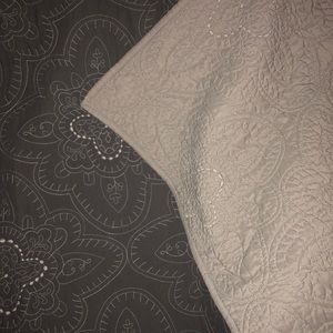 Double sided gray quilt - twin